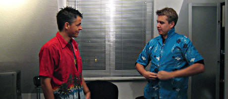 Attila (links) und Marc Tönsing (rechts) mit Hemd