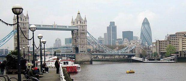 Easteregg-shaped Building in London with the Tower Bridge in the foreground