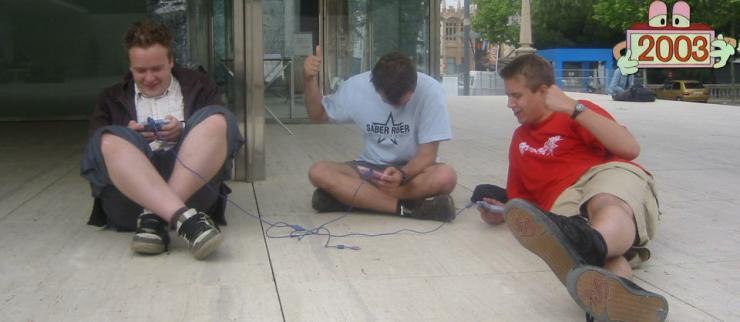 Thirty-Thirty, Saber Rider und Marshall Bravestarr im Barcelona Pavillon mit Mario Kart auf dem GameBoy Advance