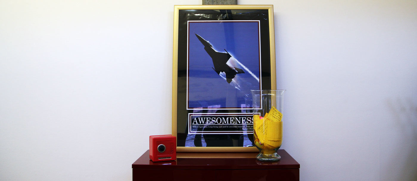 Der „Team Awesome“-Shrine im Büro