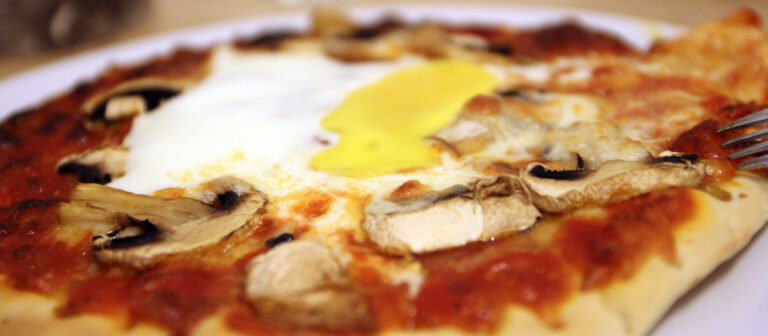 Spiegelei auf Tiefkühl-Pizza