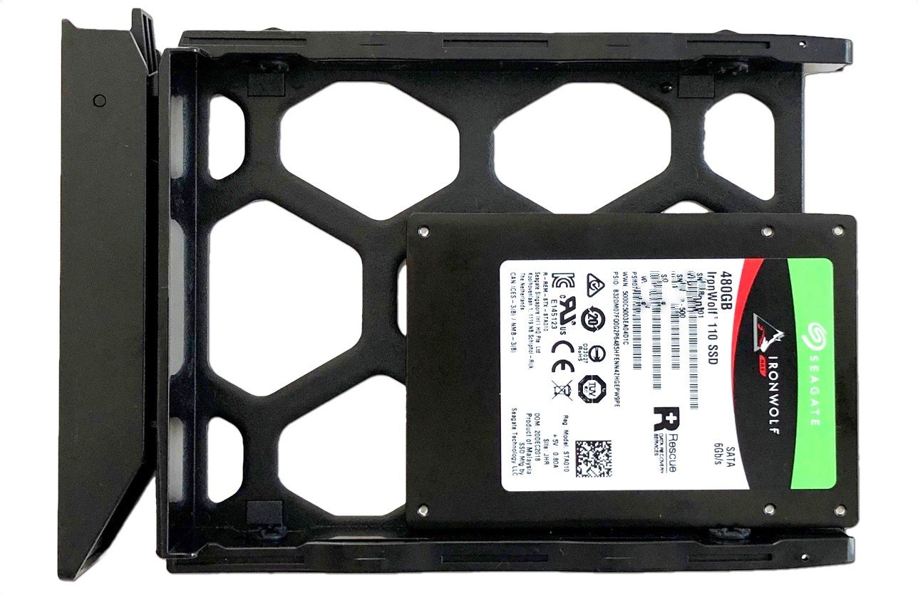 Korrekter Einbau einer IronWolf 2.5 Zoll SSD in einer 3.5 Zoll Laufwerkshalterung von Synology.