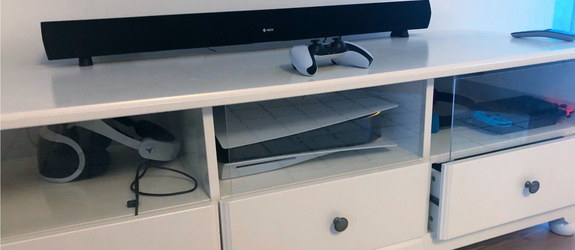 Die PlayStation 5 im IKEA Liantorp Fernsehschrank.