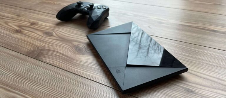 Nvidia Shield Pro mit Controller zum Streamen von Spielen aus der Cloud.