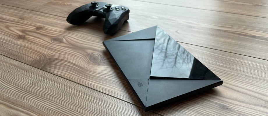 Nvidia Shield Pro mit Controller zum Streamen von Spielen aus der Cloud.