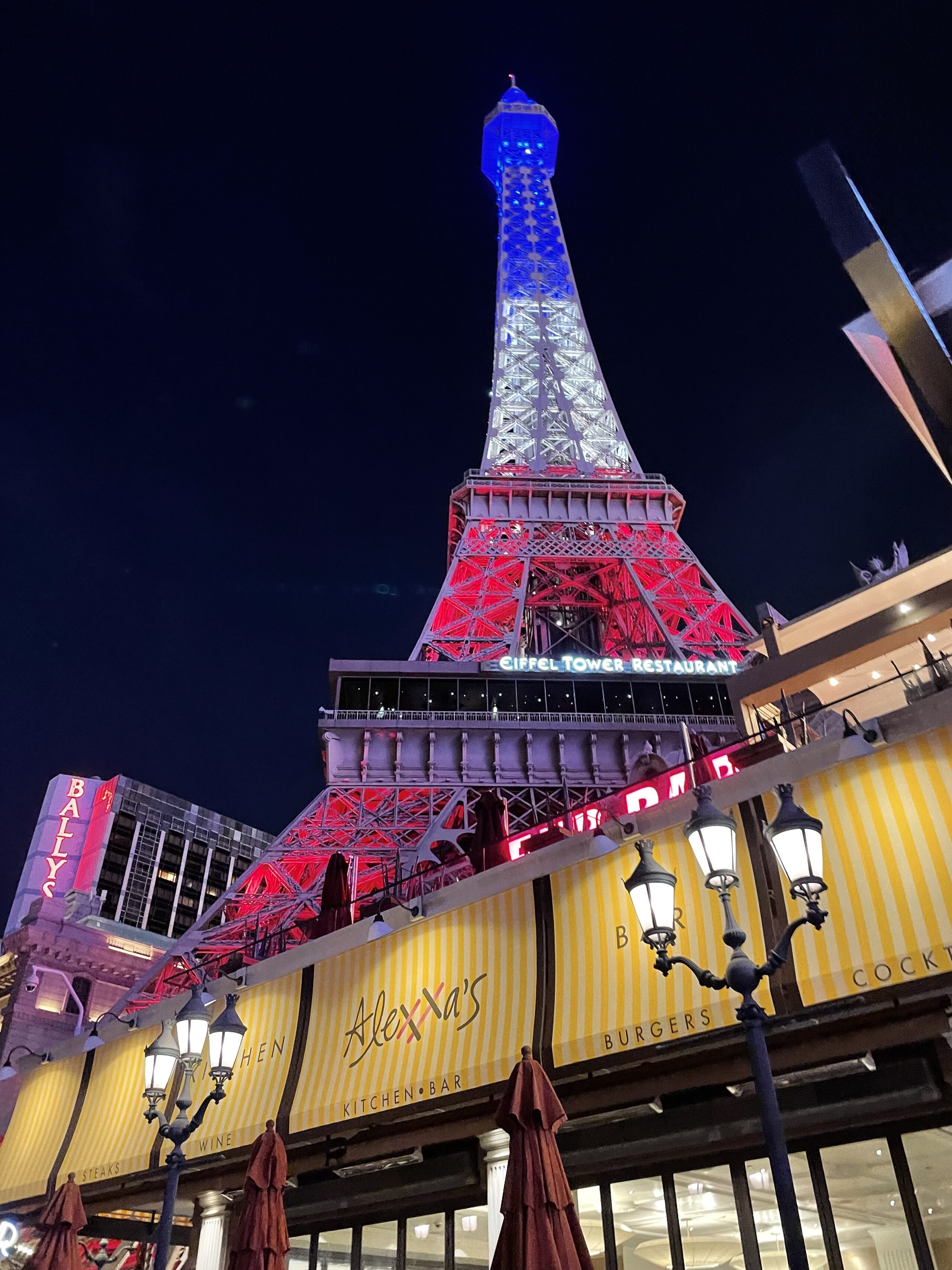Eiffelturm in Las Vegas gegenüber vom Trevi-Brunnen