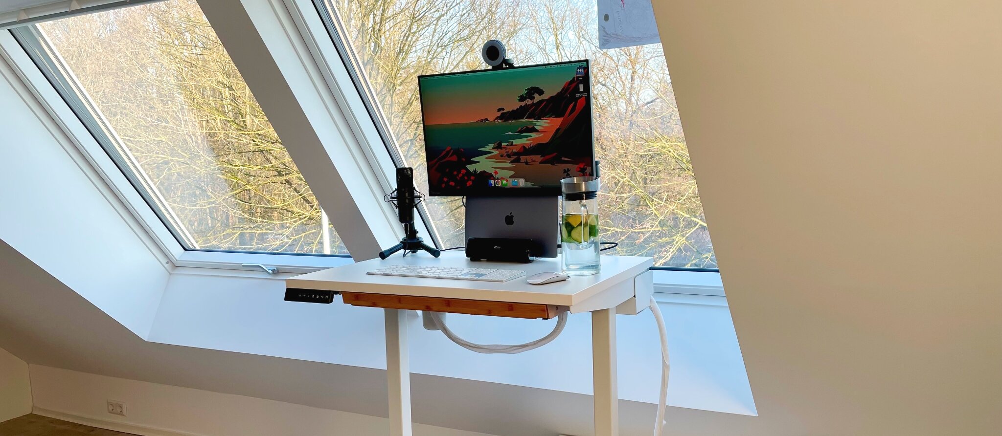 Home-Office 2023 mit dem kleinen höhenverstellbaren Schreibtisch für Minimalisten