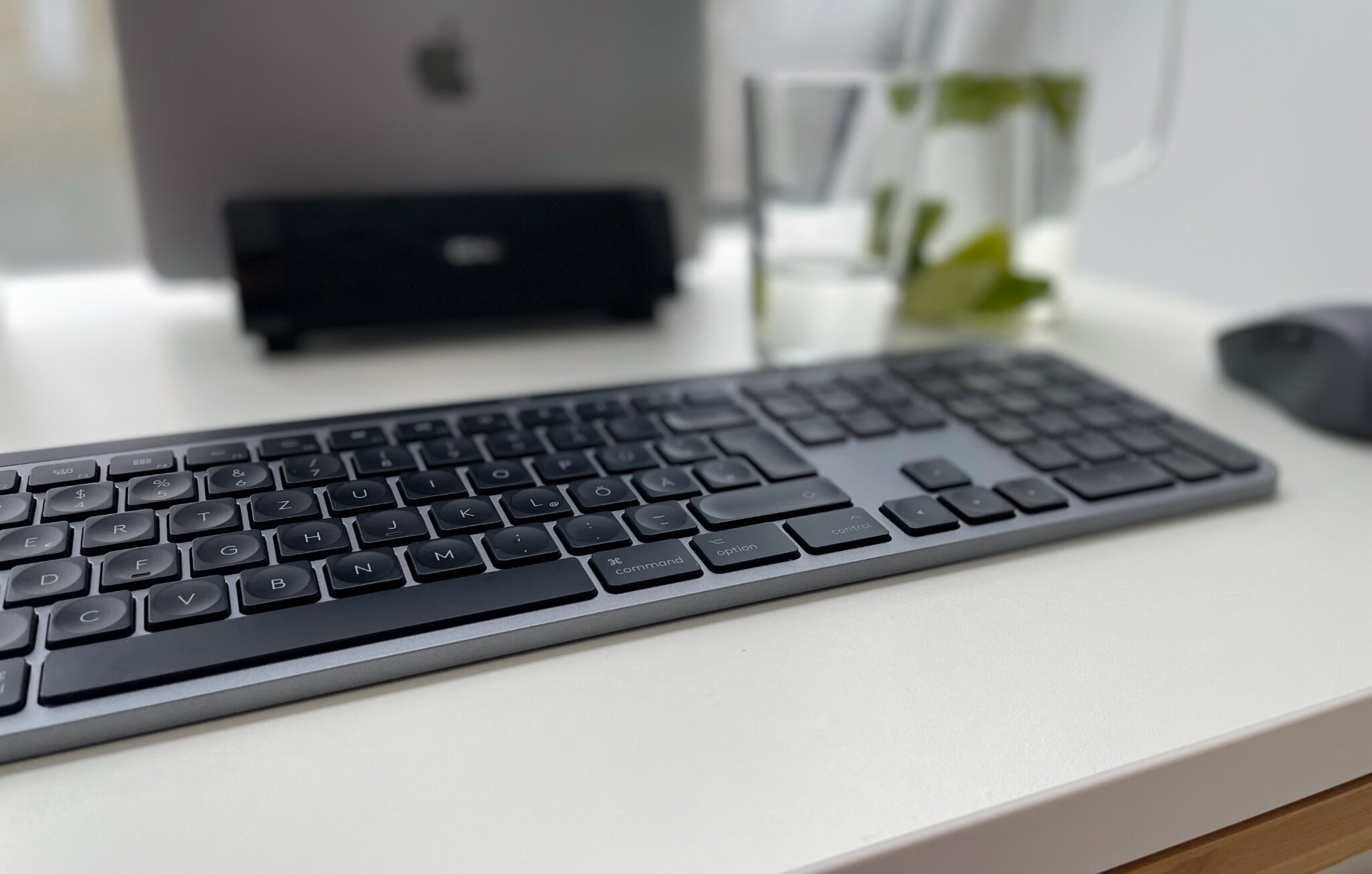 Die Logitech MX Keys Tastatur (kaufen) auf meinem Worktrainer Schreibtisch