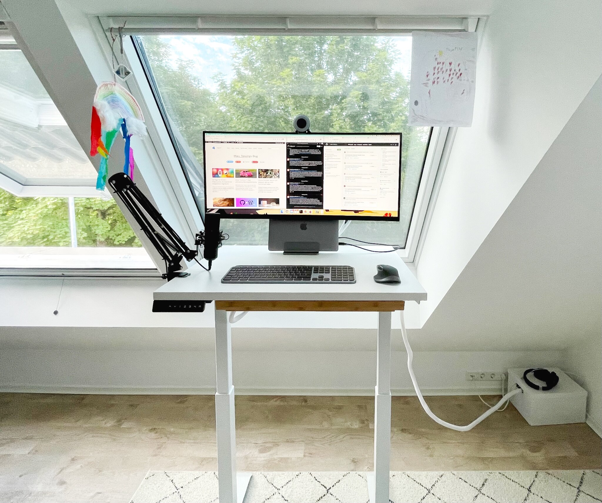Der 82 Zentimeter breite Ultrawide-Monitor auf dem Schreibtisch von Worktrainer.