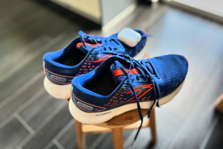 Mein Laufduo: Schuhe und AirPods. Sorry, ich muss gerade testen, wie ich den Import ins Blog steuere.