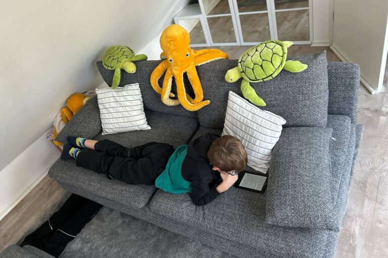 Kaum etwas macht mich als Elternteil glücklicher, als wenn meine Kinder meinen Interessen folgen. Heute: Lesen.