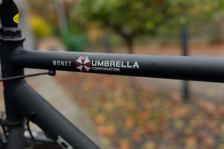 Wegen der Waschenbärenplage der entsprechende Aufkleber