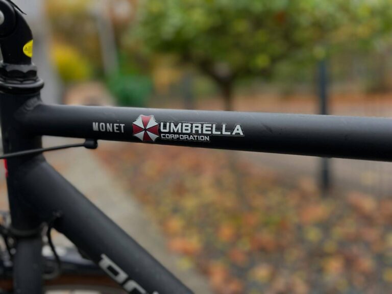 Wegen der Waschenbärenplage der entsprechende Aufkleber