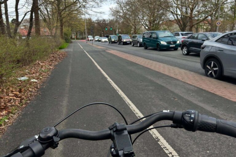 Autostau. Deswegen fahre ich gerne Fahrrad in Hannover