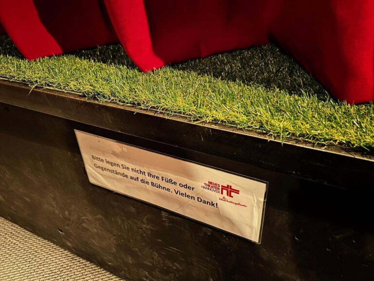 Kunstrasen im Neuen Theater. Schön.