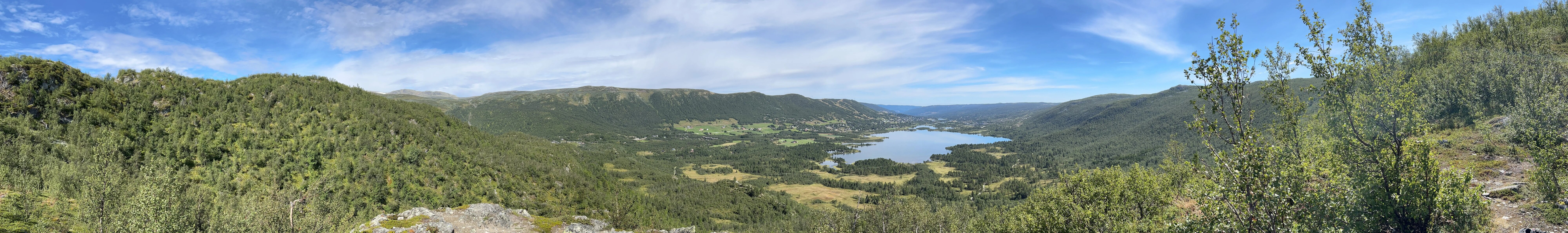 Nach der Hälfte des Aufstiegs der Blick ins Tal zu Geilo