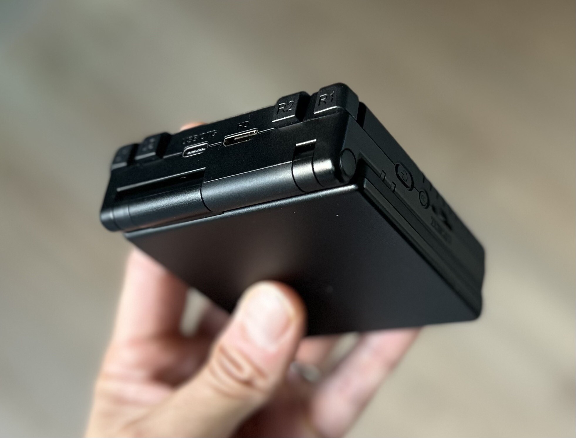 RG34XXSP zugeklappt Sichtbar ist der Mini-HDMI Ausgang
