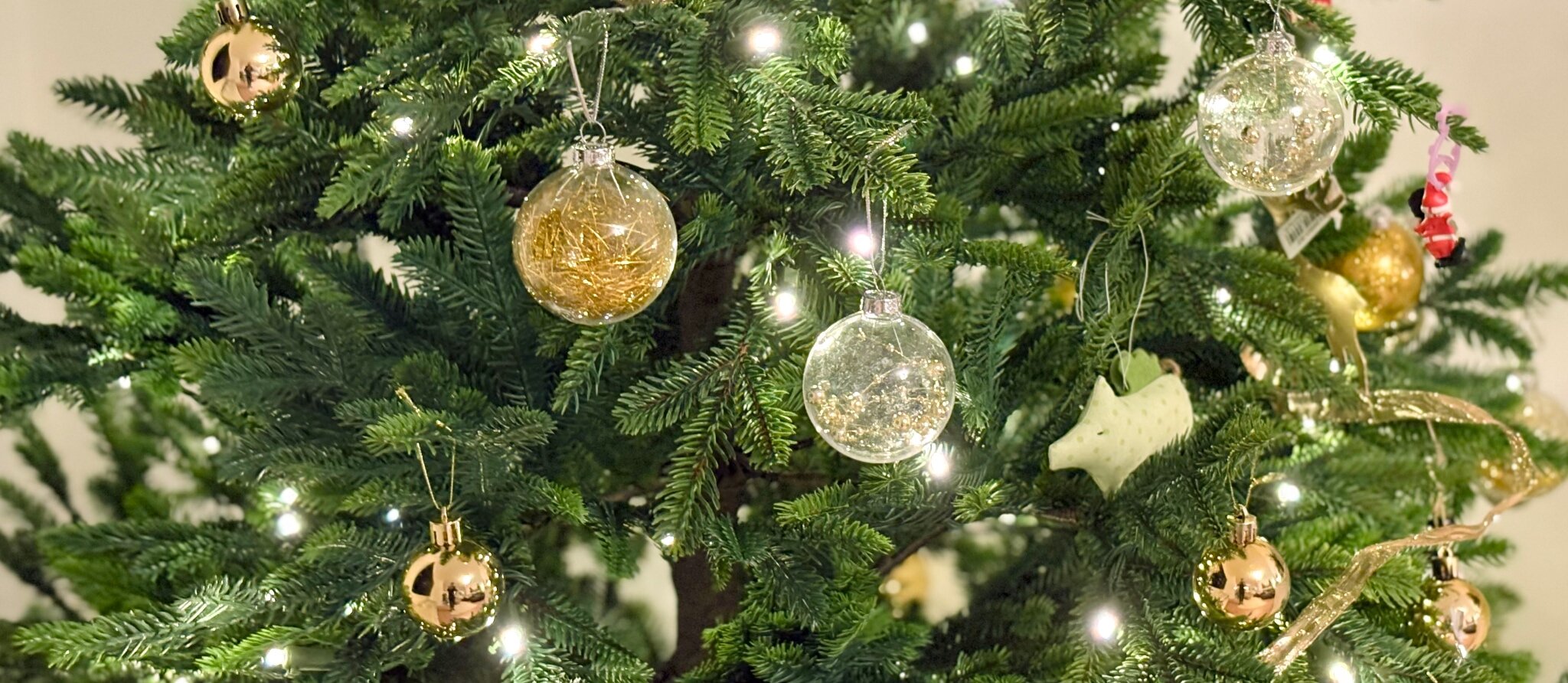 Unser Weihnachtsbaum mit eingebauten LEDs, der wie echt wirkt