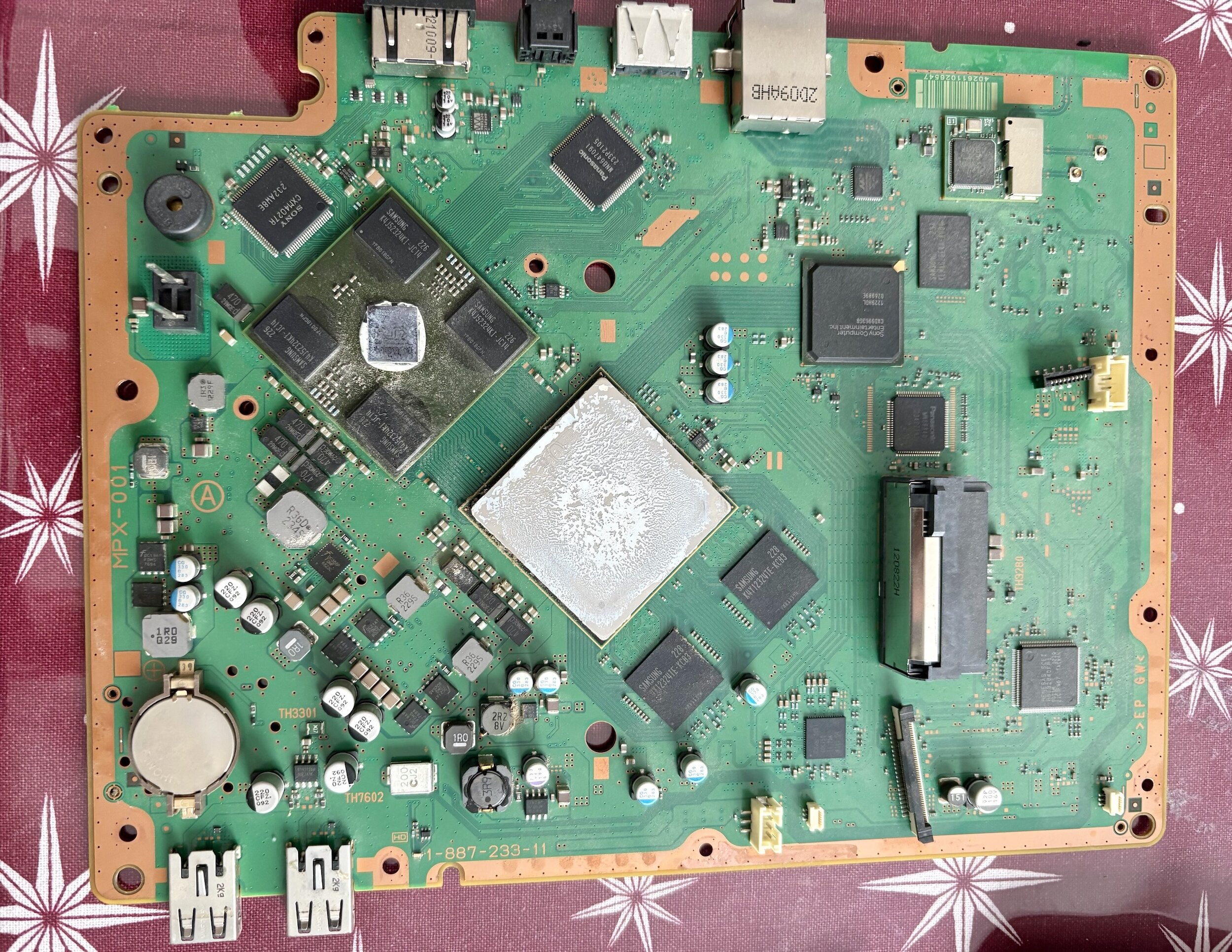 PS3 Super Slim: Die alte Wärmeleitpaste zeigt Löcher