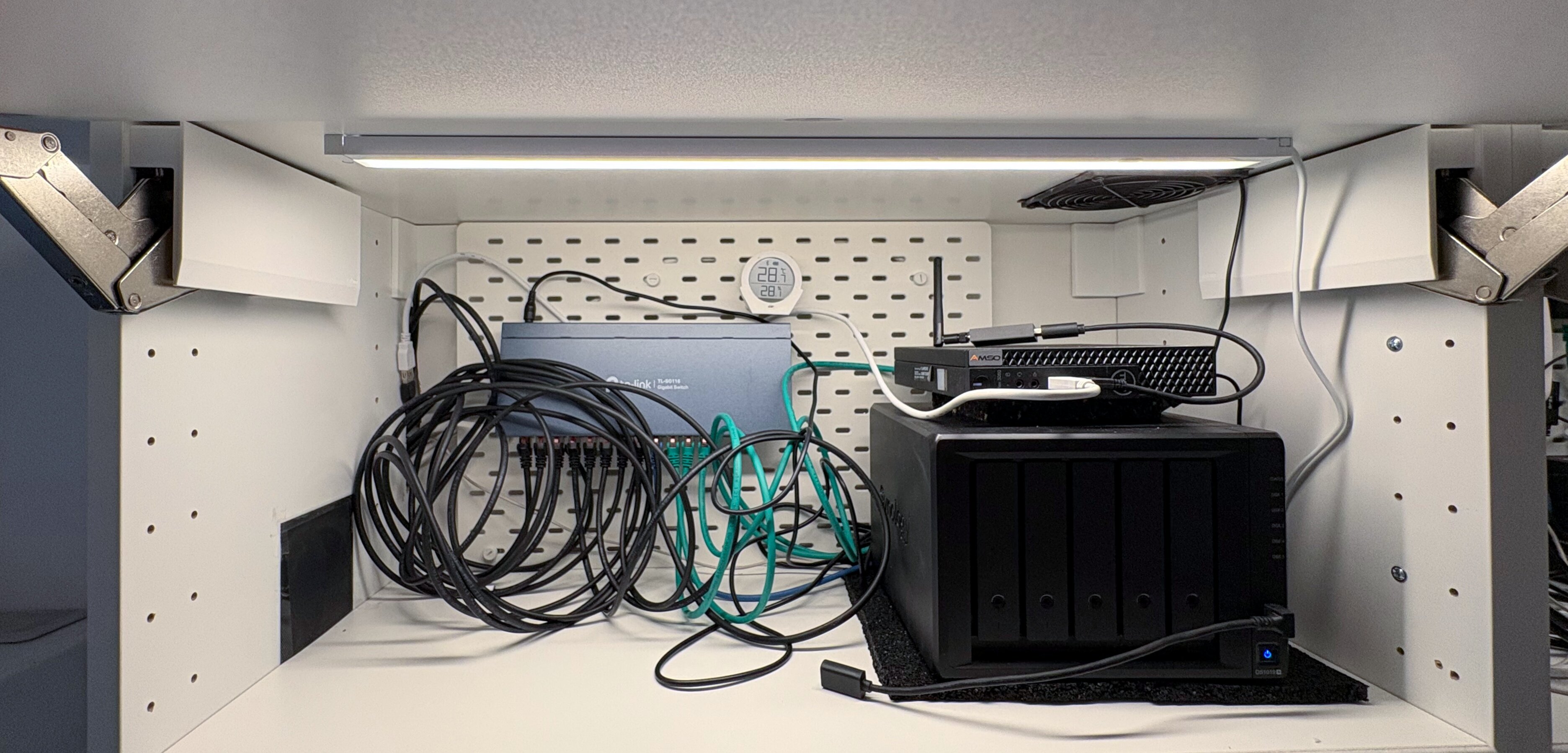 Links: Switch, NAS und Mini-PC (Proxmox)