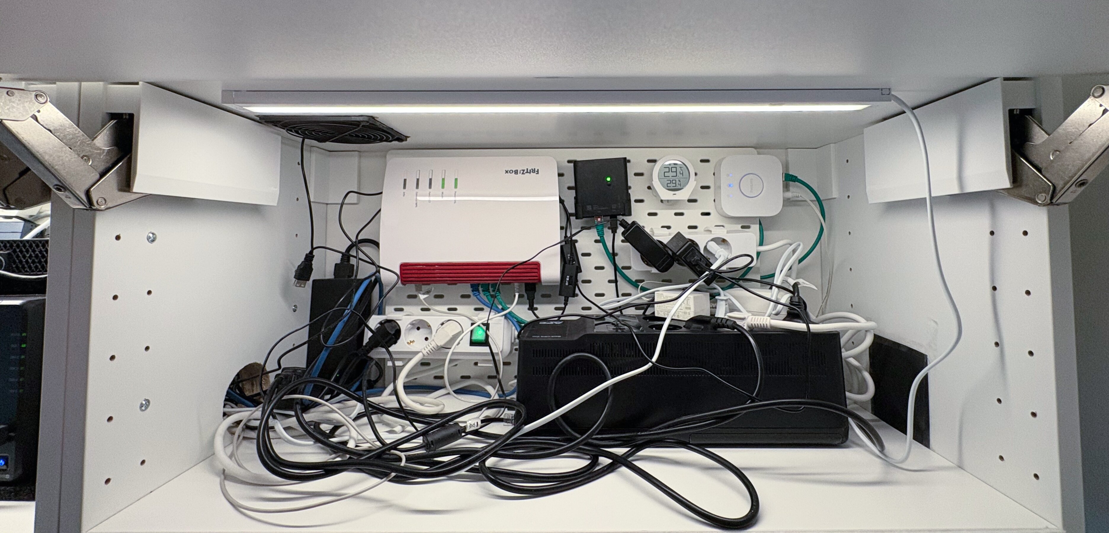 Rechts: Fritz!Box, Hue, USV, Gira eNet