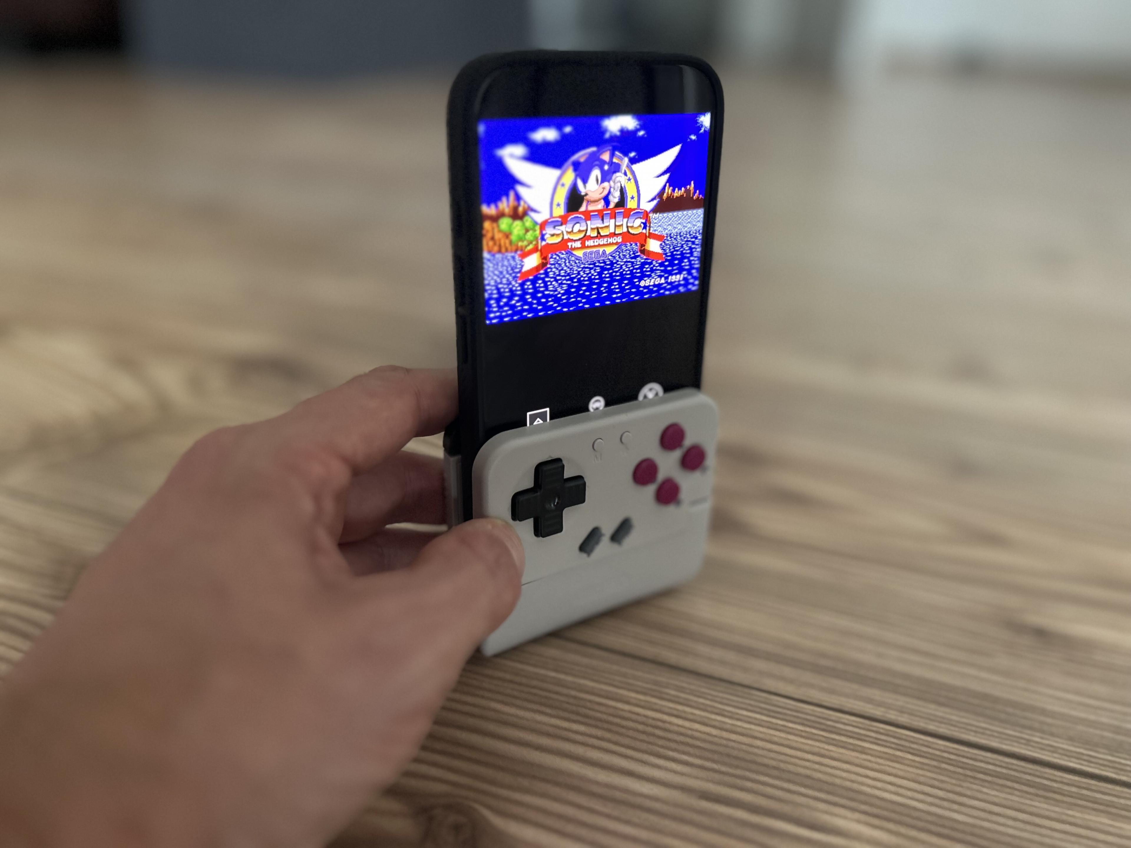 GameSir Pocket Taco mit eingespanntem iPhone in einer Hand