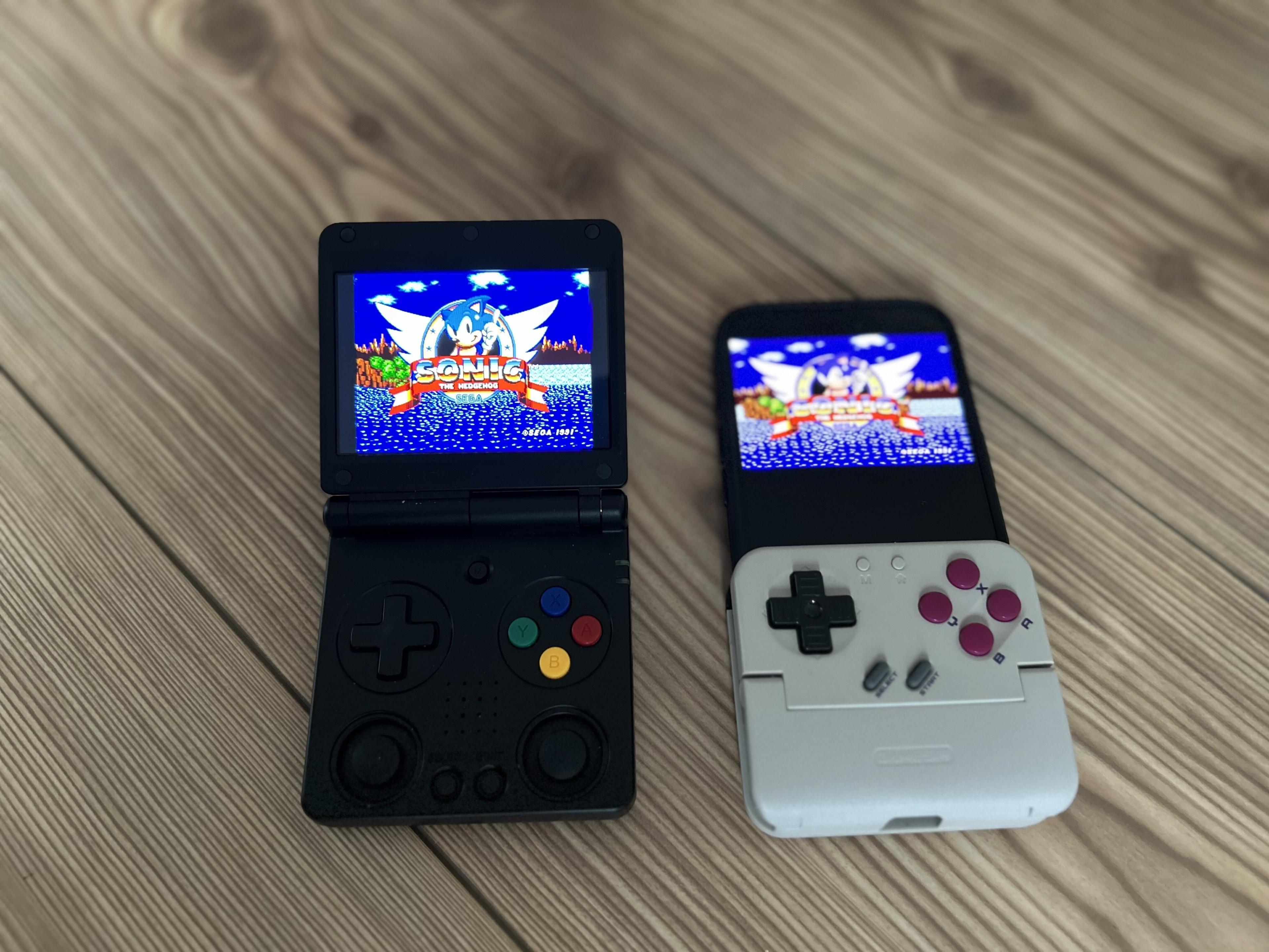 Links der Anbernic RG34XXSP, rechts der GameSir Pocket Taco mit iPhone