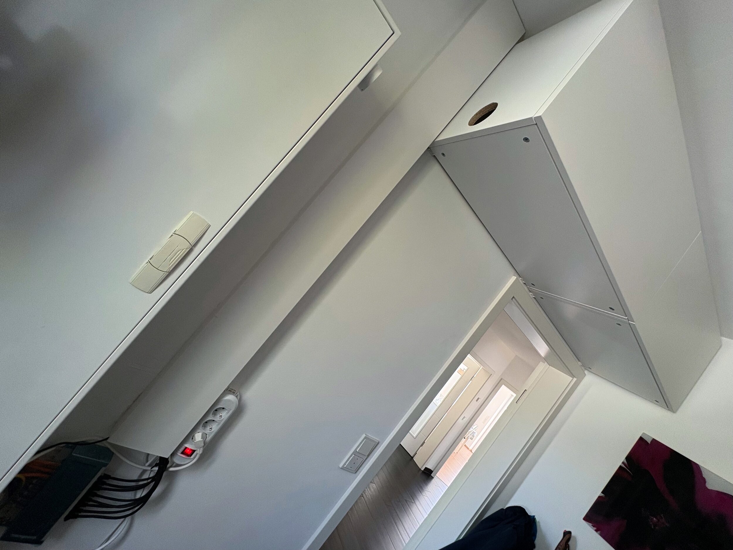 Die Kabel und Strom im Kabelkanal, der direkt an den Schrank andockt.