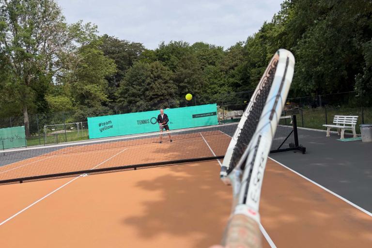 Tennis mit Vati – Kinder trainieren nebenan