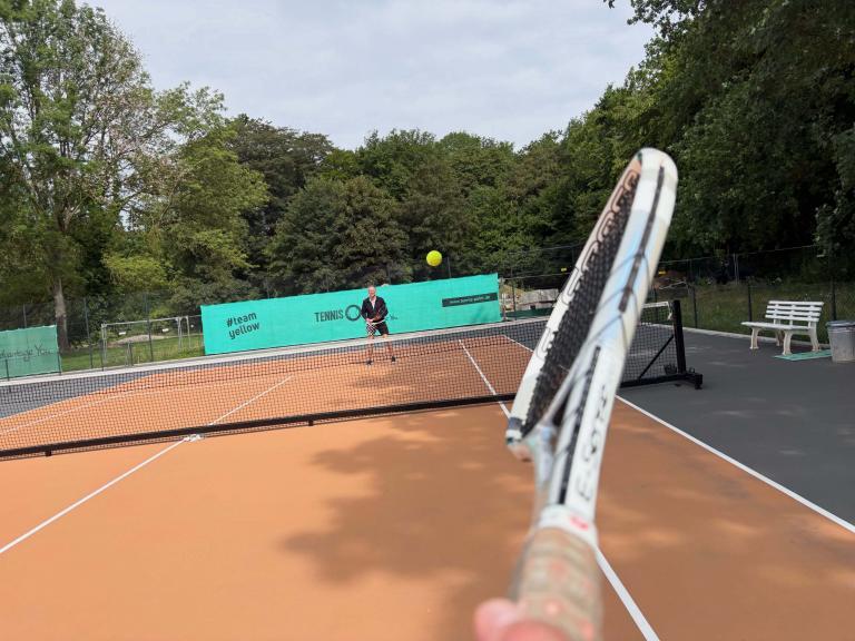 Tennis mit Vati – Kinder trainieren nebenan