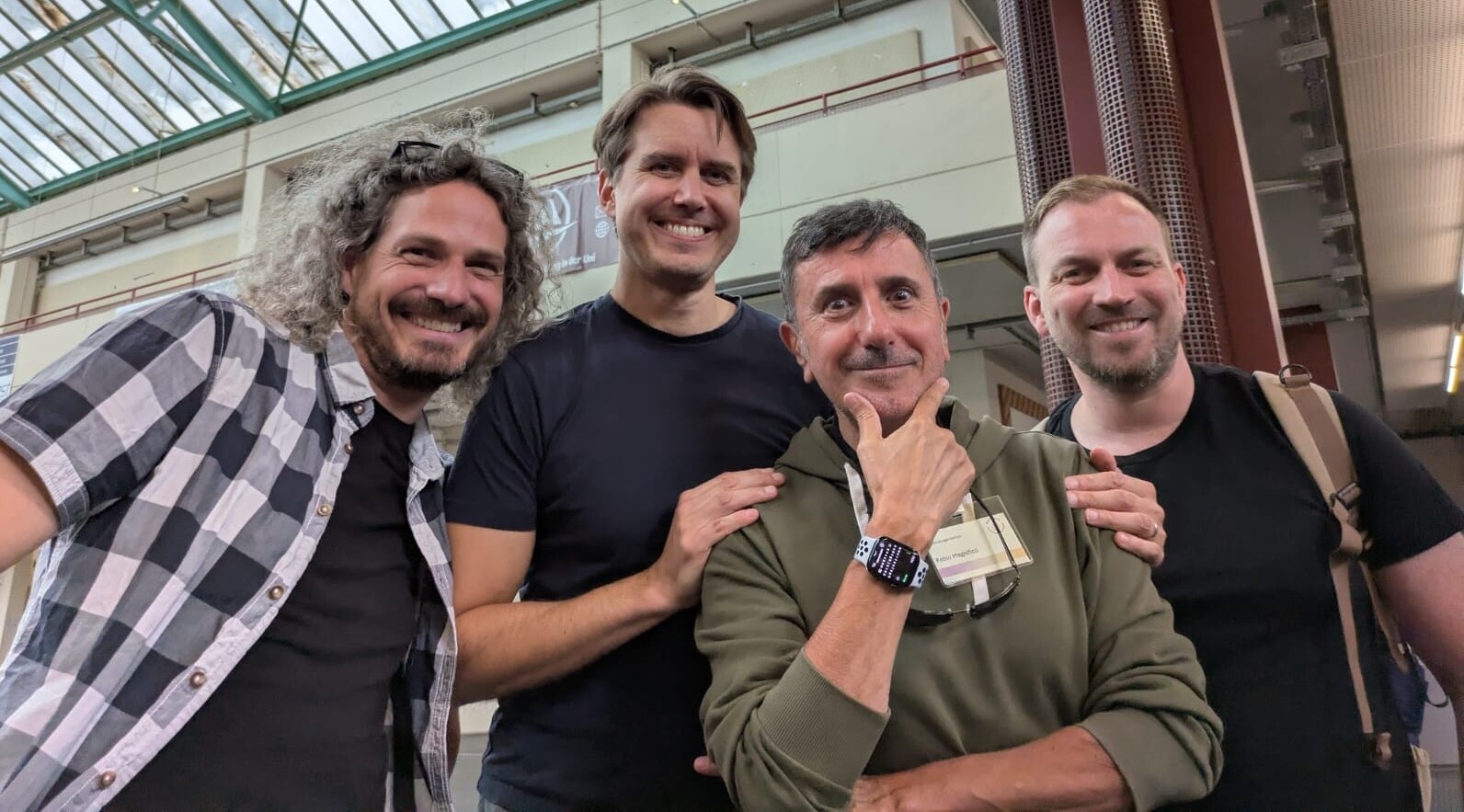 Fabio Magnifico mit ehemaligen Hilfskräften des Uni-Kurses Vorsicht Dreharbeiten