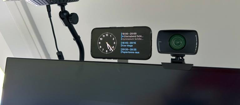 iPhone-Ladestation am Monitor