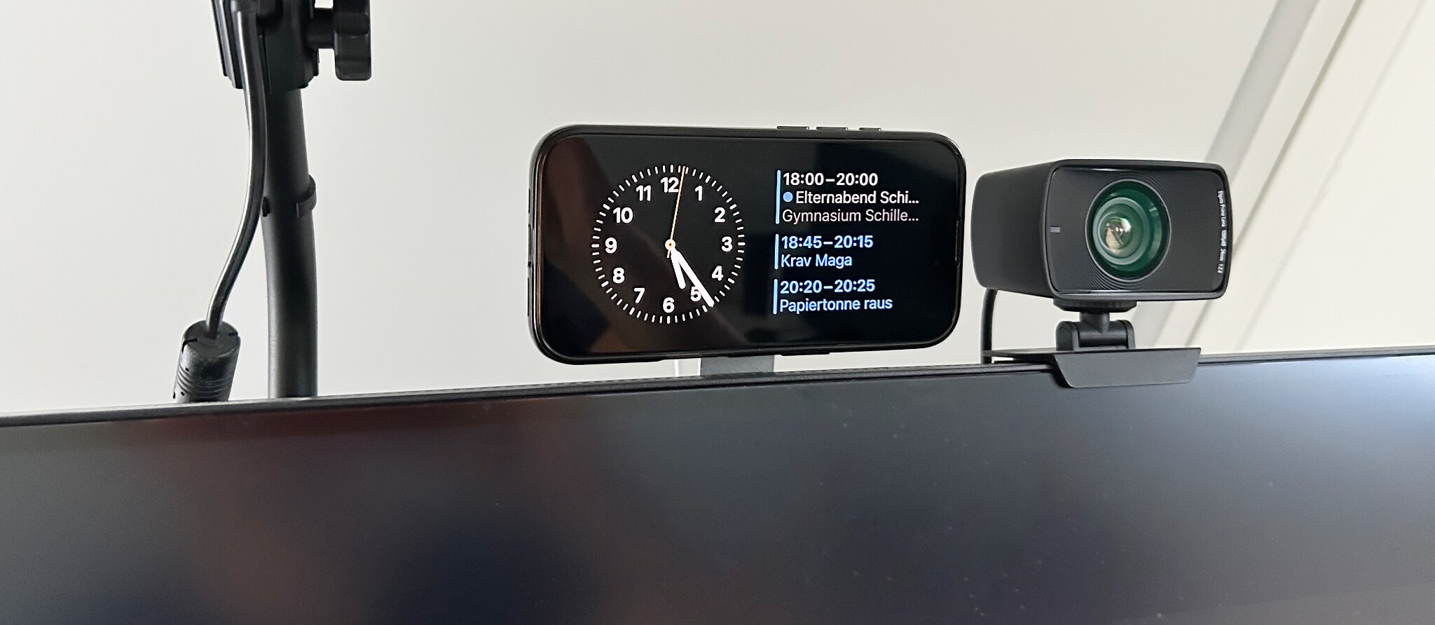 iPhone-Ladestation am Monitor