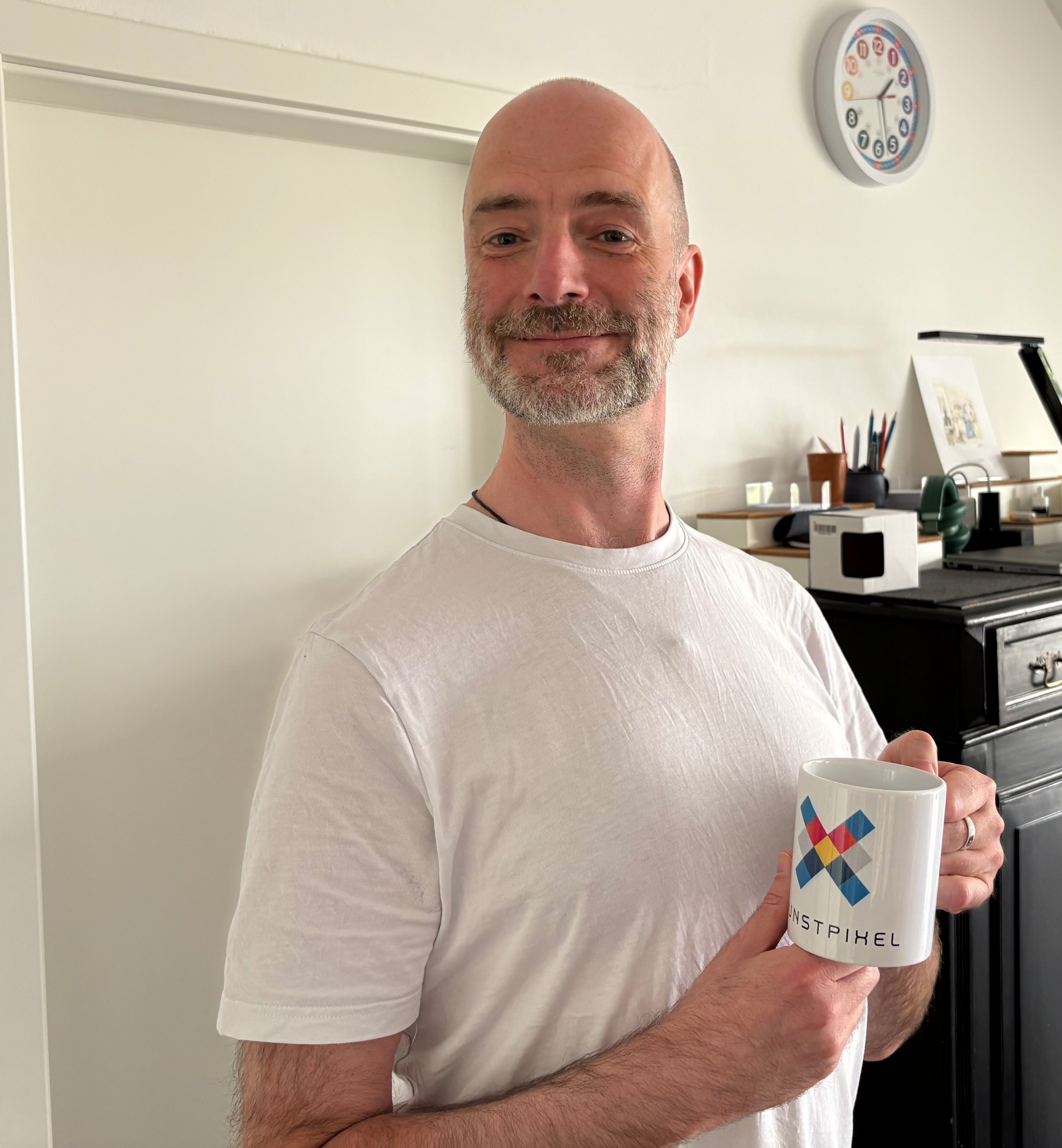 Benjamin Birkenhake mit einer Kunstpixel-Tasse
