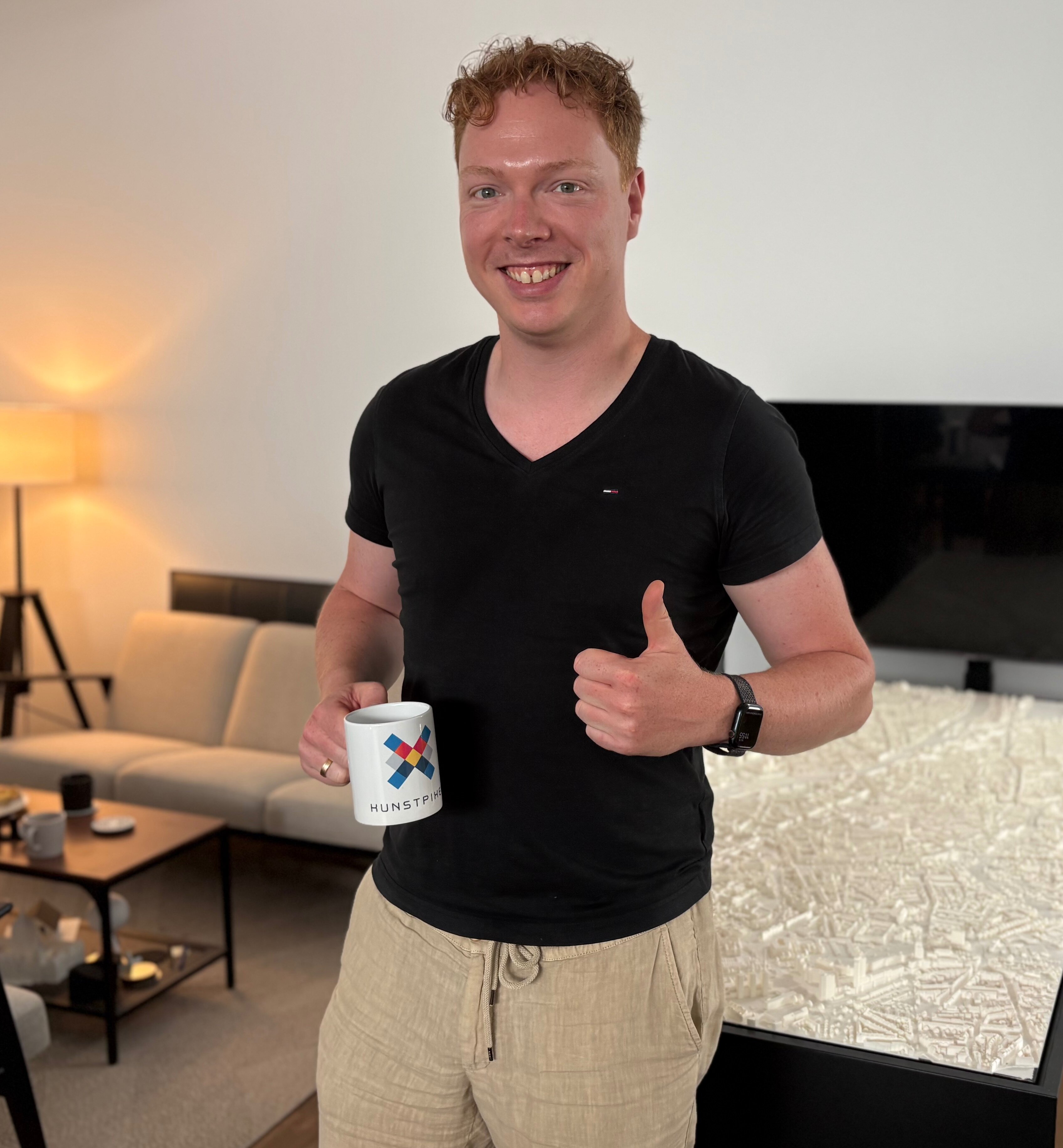 Nico Schulz mit einer Kunstpixel-Tasse