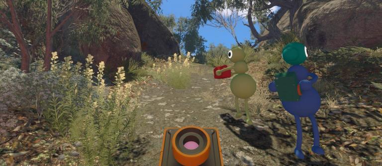 Zwei cartoonartige Enten aus dem Spiel Big Walk stehen auf einem Waldweg; eine hält einen roten Gegenstand, im Vordergrund ist ein orangefarbenes Gerät zu sehen
